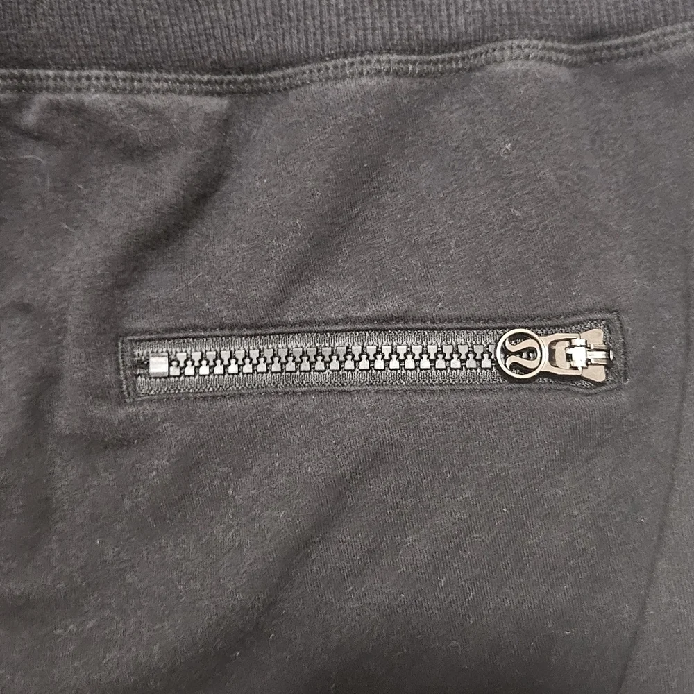 Lululemon cropped jogger style pants size 4